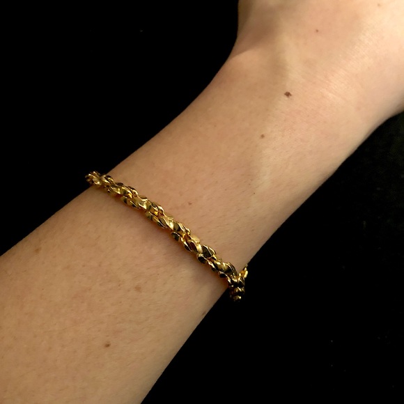 Vintage Jewelry - Chunky gold tone chain magnetic closure